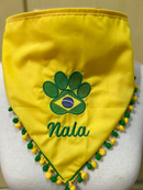 Bandana pet personaliza com a patinha do brasil + nome do pet+ pompom verde e amarelo TAM: P,M,G,GG