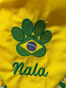 Bandana pet personaliza com a patinha do brasil + nome do pet+ pompom verde e amarelo TAM: P,M,G,GG